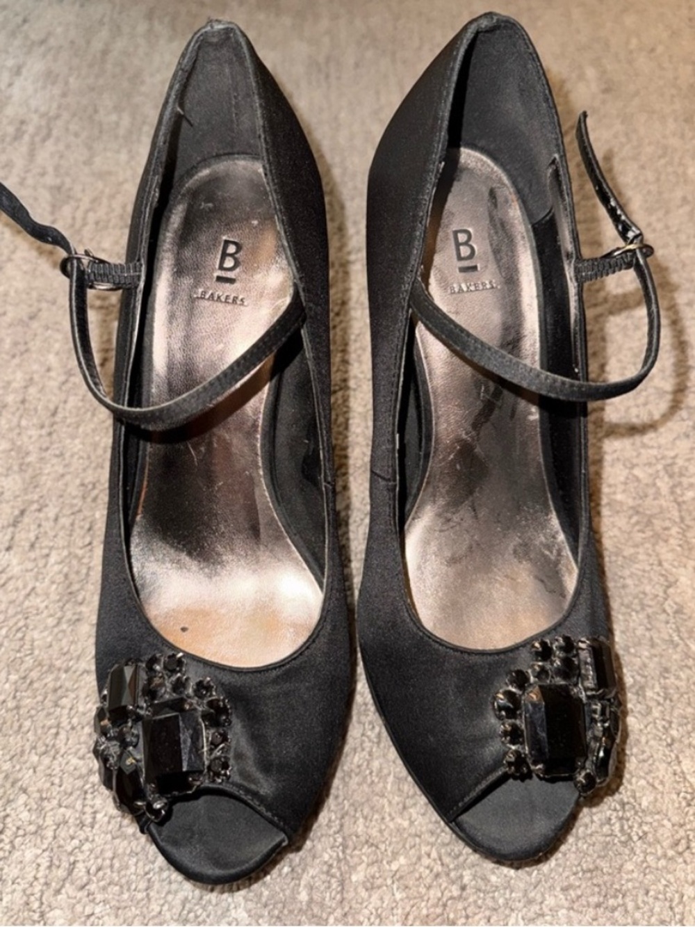 Bakers Metallic Gray Embossed Logo Detail. Size:7 - Picture 3 of 10